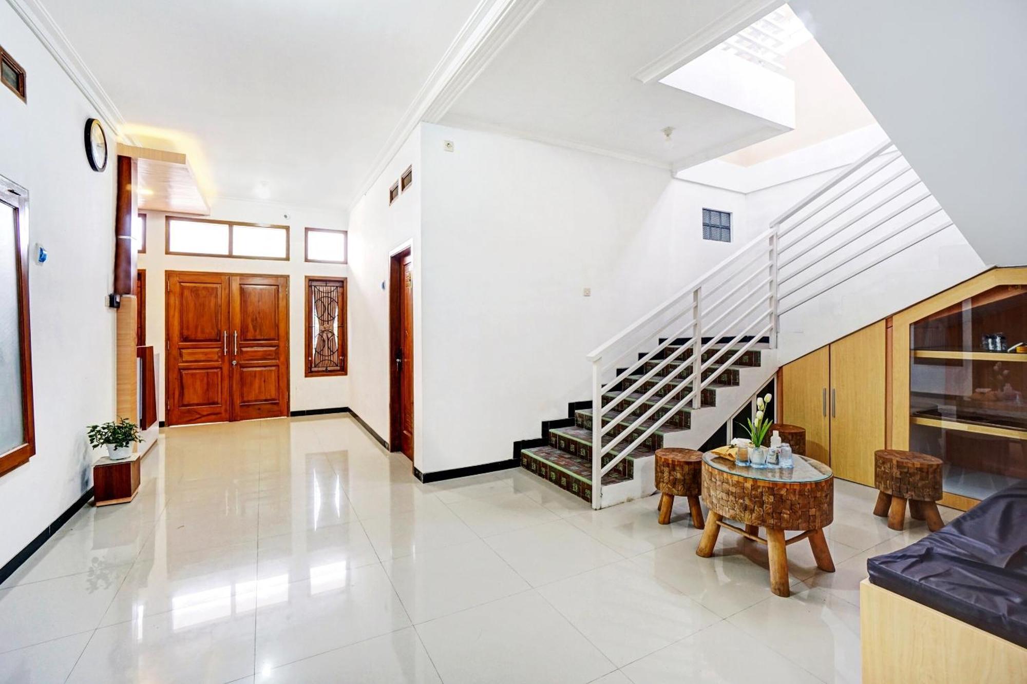Avisha Guest House Syariah Malang Exterior foto