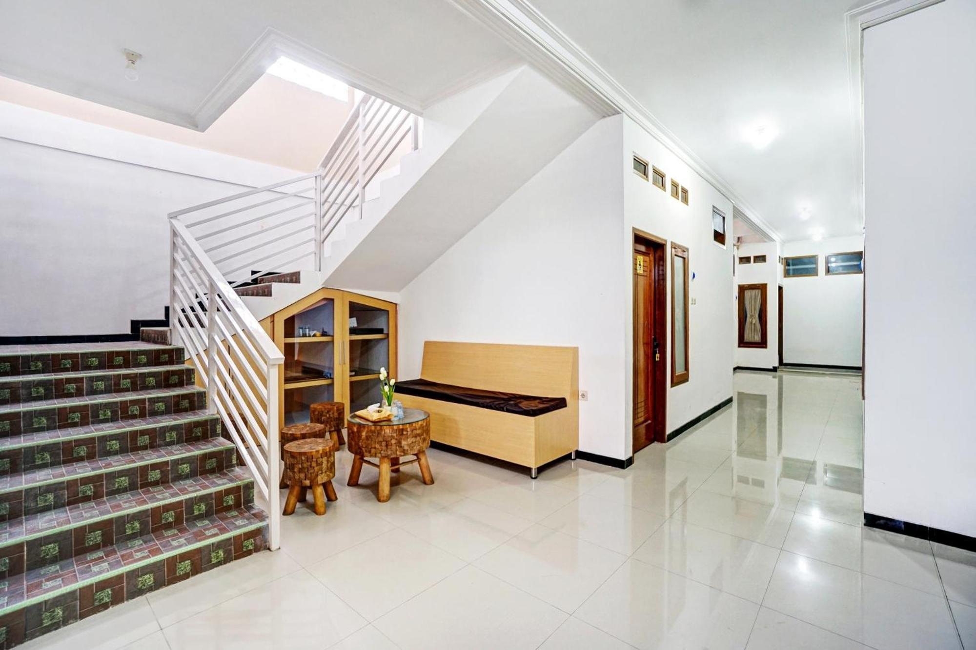 Avisha Guest House Syariah Malang Exterior foto